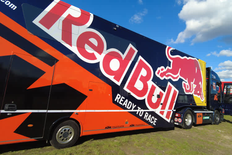 Das Red Bull KTM Werksteam reist an