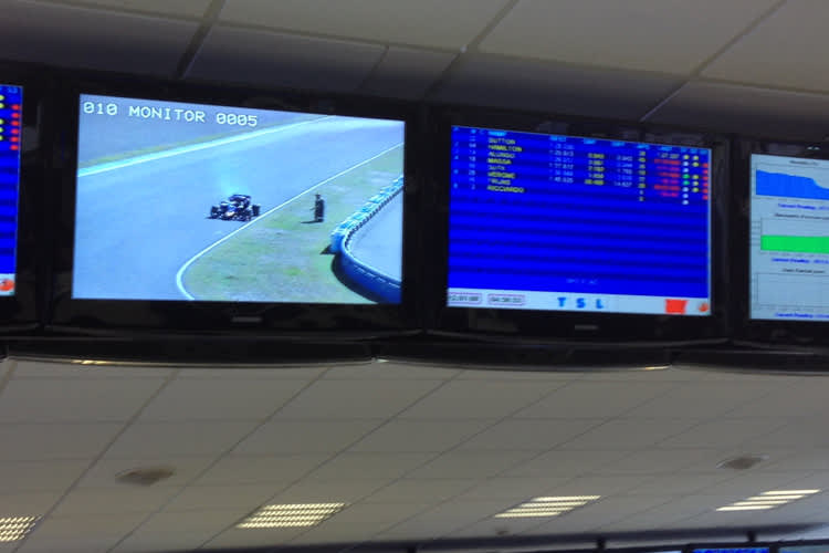 Peinlich: Daniel Ricciardo seht nach nur einer halben Runde