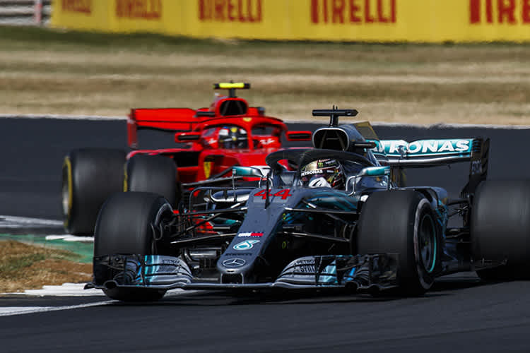 Lewis Hamilton wird sich gegen Kimi Räikkönen wehren müssen