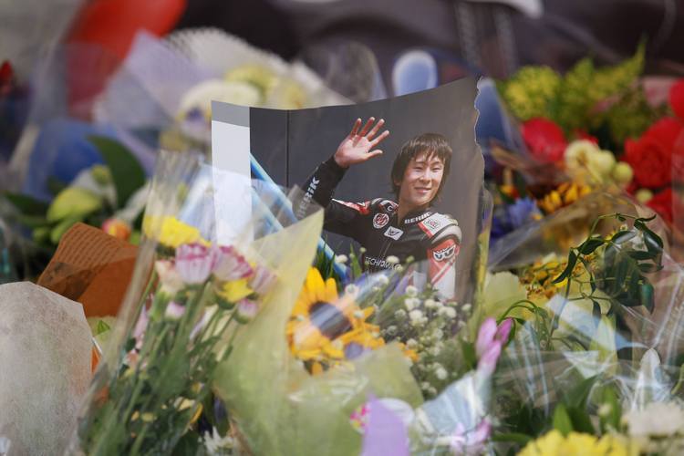 Ein Meer aus Blumen für Shoya Tomizawa