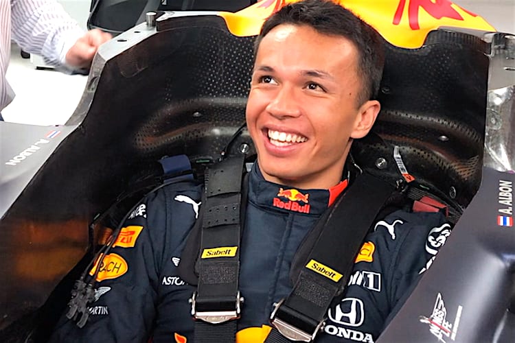 Alex Albon bei der Sitzprobe