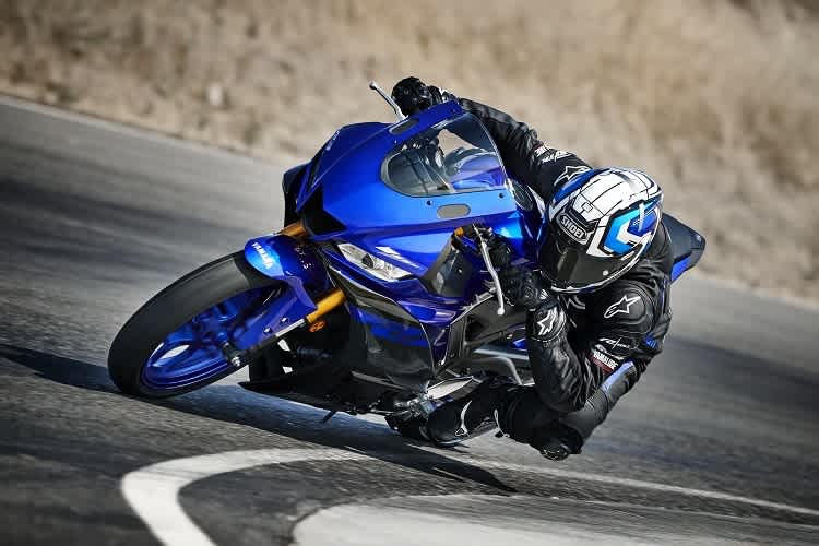 Da kommt keine R1 angeflogen, sondern das 2019er Modell der Yamaha YZF-R3