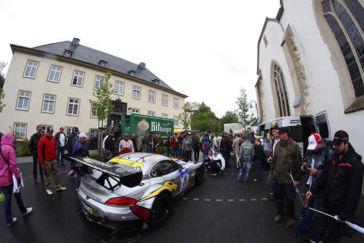 Rund um die Kirche in Adenau startet heute der Adenauer Racing Day