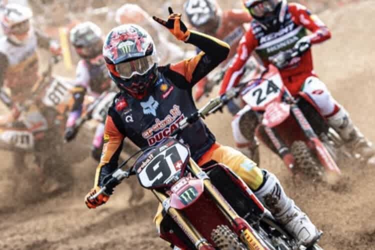 Jeremy Seewer zeigte nach seinem Holeshot eine «Pommesgabel»