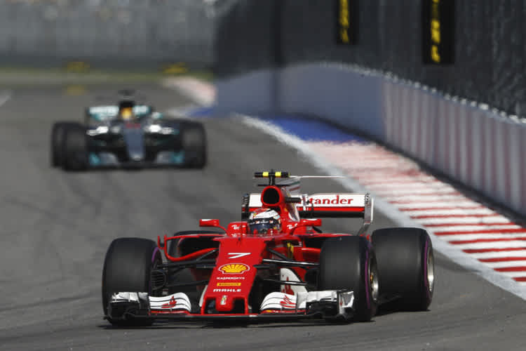 Kimi Räikkönen vor Lewis Hamilton