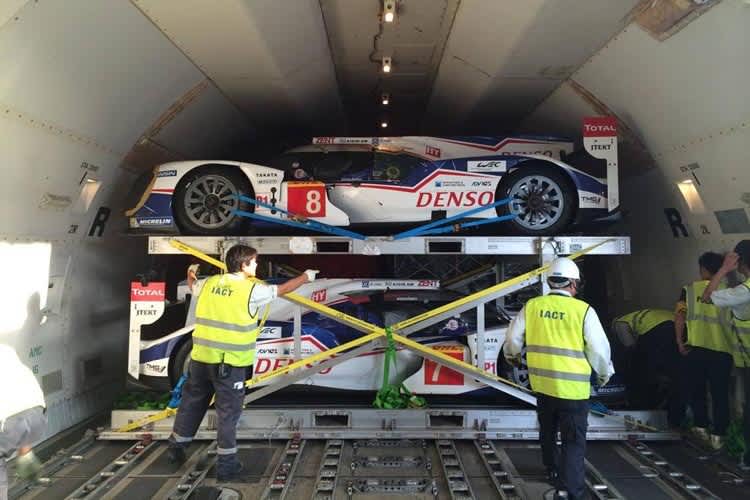Die beiden Toyota TS040 auf dem Weg nach Japan