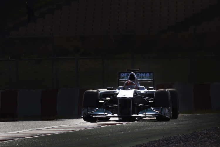 Der Mercedes-Silberpfeil kommt auf Tempo