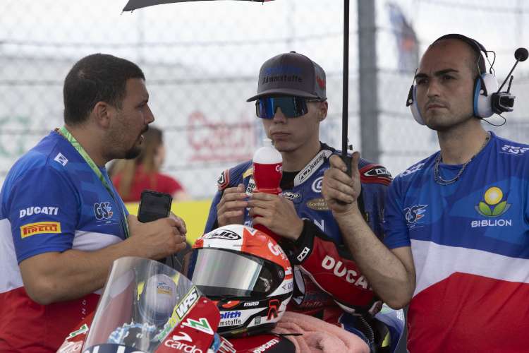 Max Kofler mit Teamchef Davide Giugliano (li.)