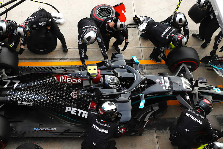 Ein Mercedes-Mechaniker hat die Endplatte des Ferrari entfernt