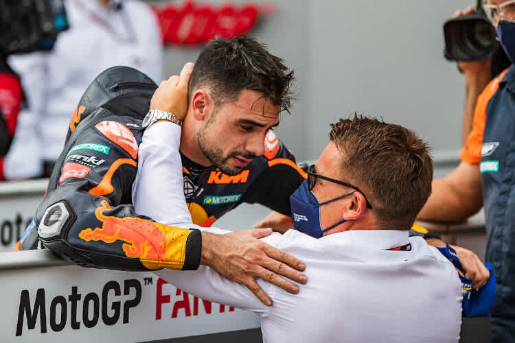 Pit Beirer gratuliert Miguel Oliveira zum dritten Podestplatz der laufenden MotoGP-Saison