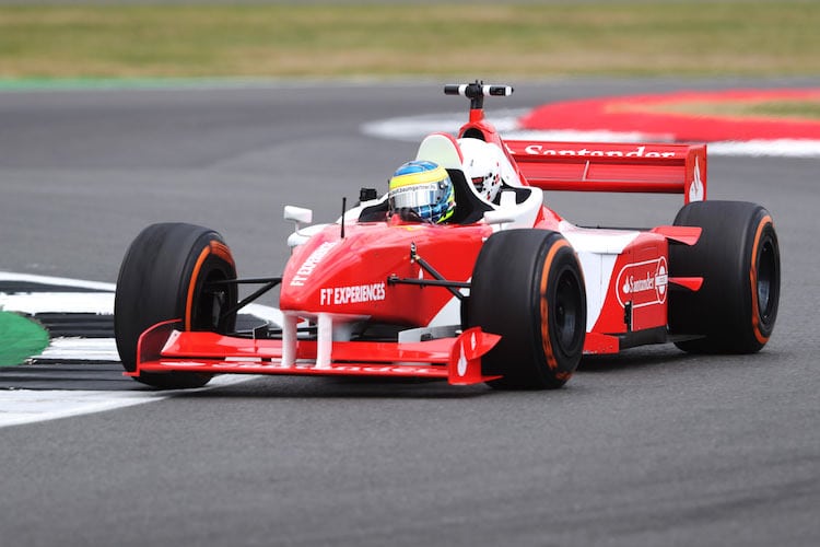 Der Zweisitzer im Einsatz, am Lenkrad sitzt Zsolt Baumgartner