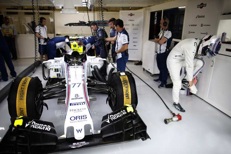 Valtteri Bottas macht sich für seinen Einsatz bereit