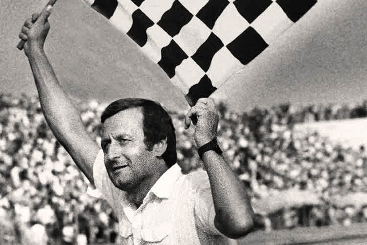 So wird man ihn in Erinnerung behalten - Gernot Leistner in frühen Jahren in typischer Rennleiter-Pose