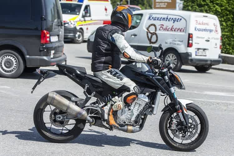 Prototyp der KTM 990 Duke? Tiefgreifend veränderter Motor, grosser Auspuffsammler