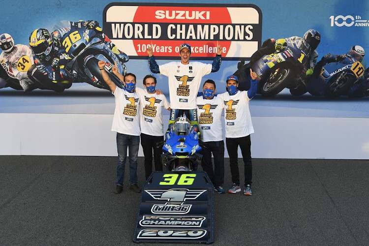 Sylvain Guintoli (links) feiert mit Davide Brivio, Joan Mir, Ken Kawauchi und Alex Rins