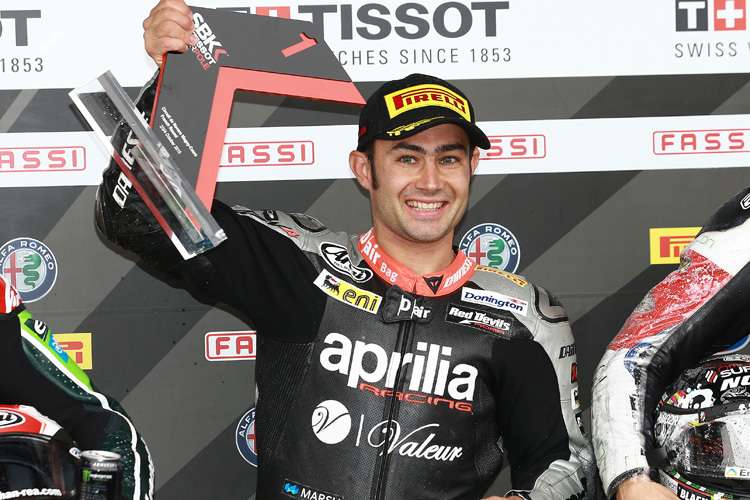 Leon Haslam freut sich über seine dritte Pole-Position