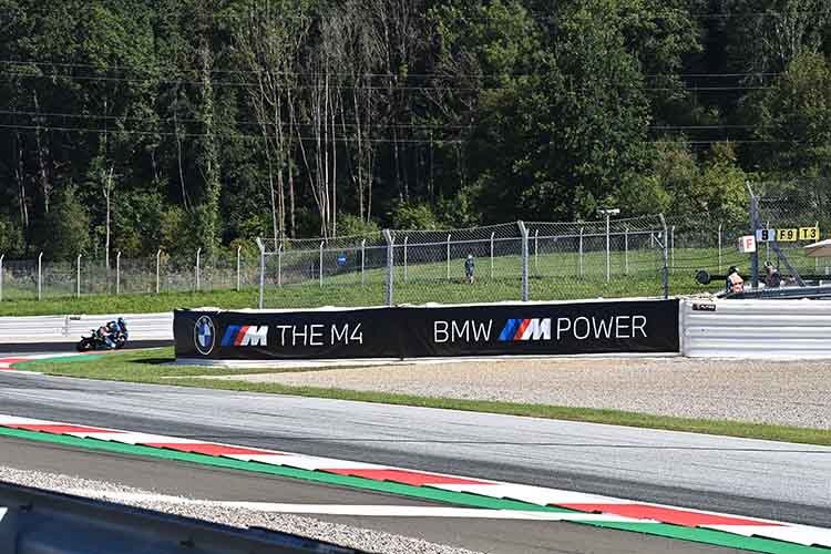 Heute im FP1: Rechts mit der BMW-Werbung ist die neue Abgrenzung Richtung Turn 3 klar zu sehen