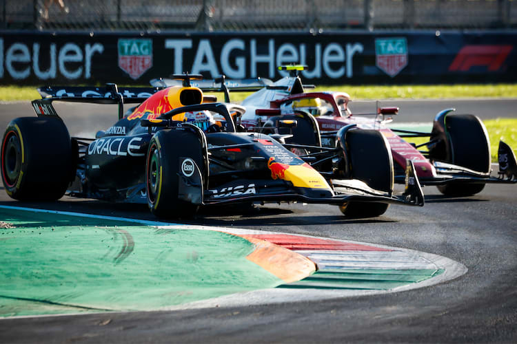 Max Verstappen vor Lewis Hamilton