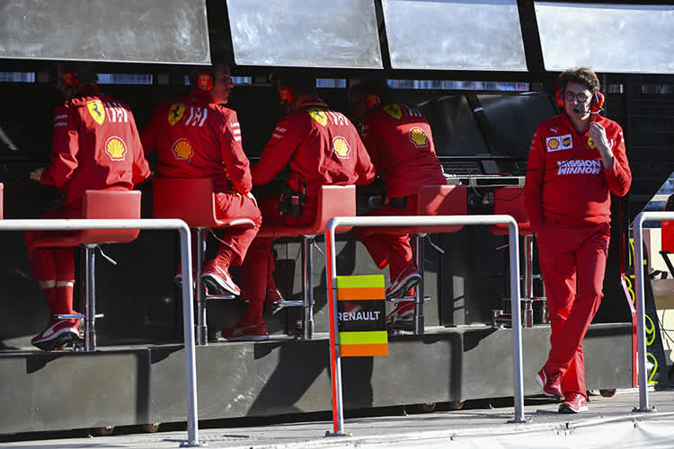 Mattia Binotto (rechts) in Baku am Ferrari-Kommandostand