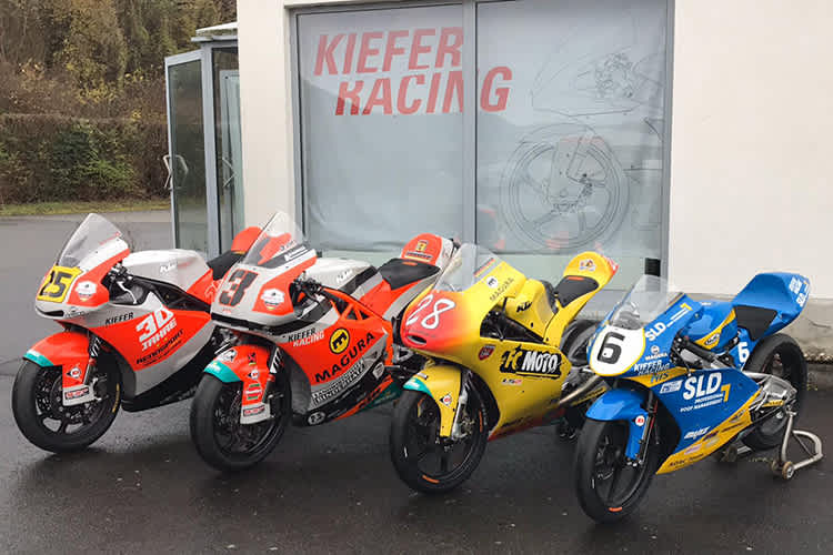 Die beiden KTM links im Bild sind zu haben