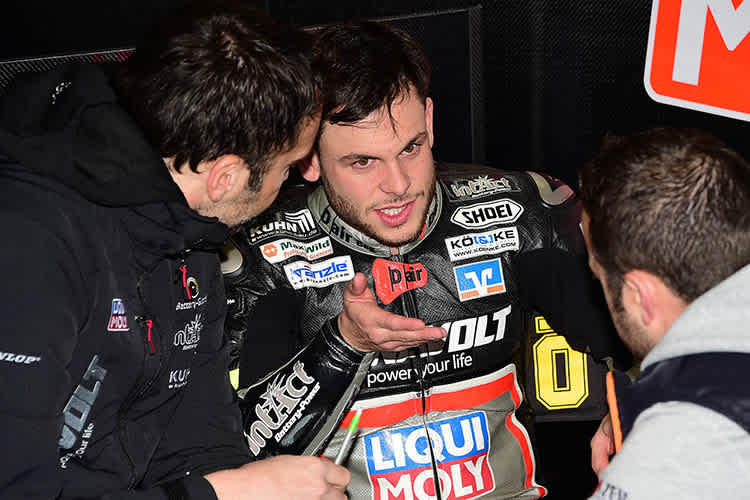 Sandro Cortese in der Box des Teams Dynavolt Intact GP