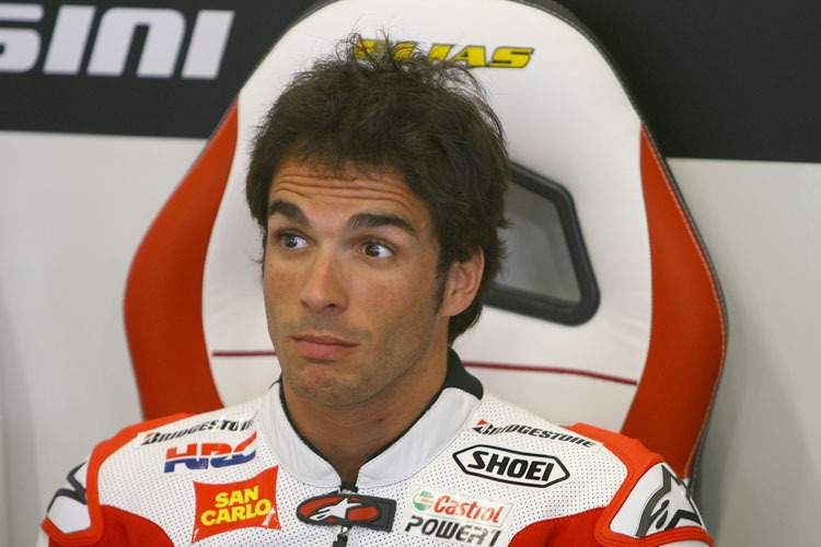 Elias verfolgt die Fahrt von Casey Stoner auf dem Zeitenmonitor