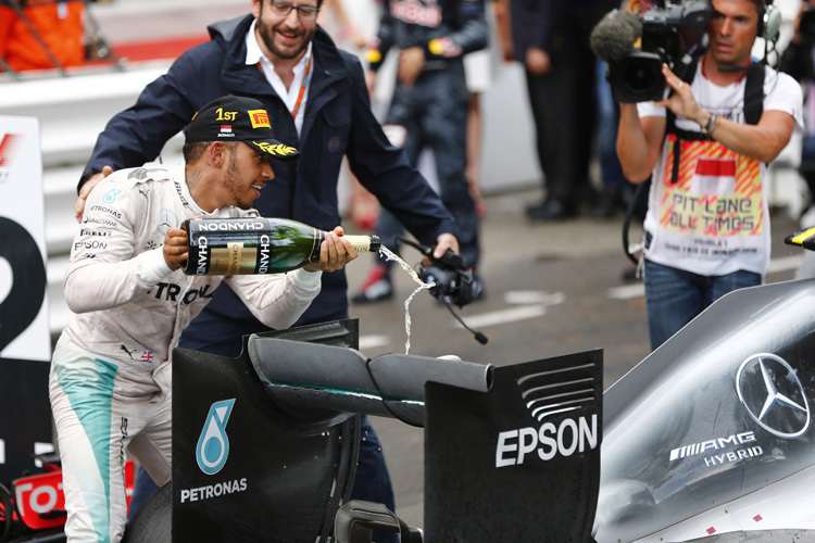 Lewis Hamilton gönnt seinem Auto eine Siegerdusche