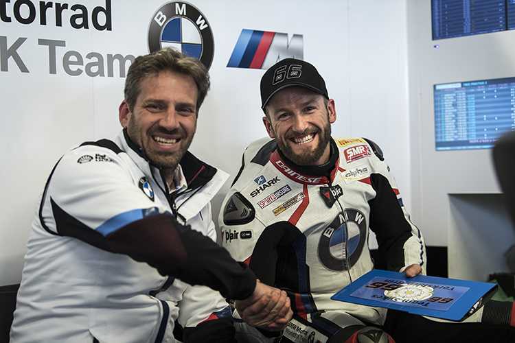 BMW-Rennchef Marc Bongers (li.) mit Tom Sykes