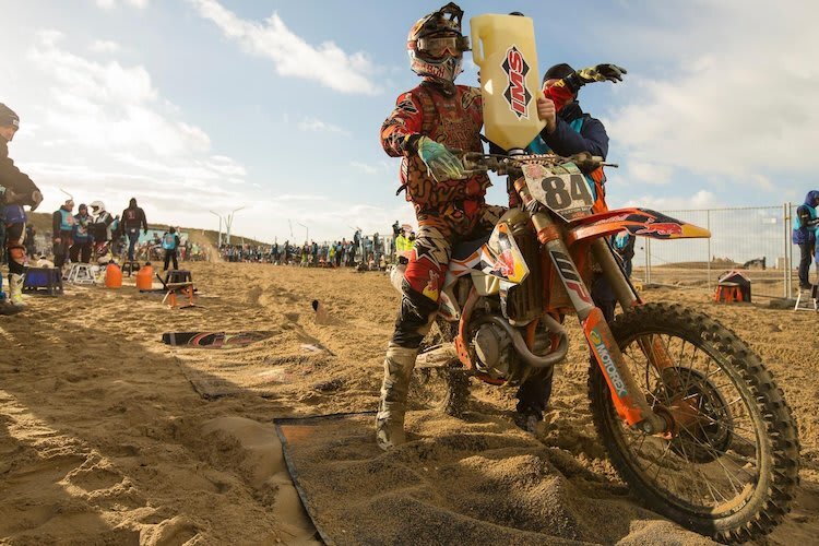 Jeffrey Herlings beim Nachtanken seiner Werks-KTM