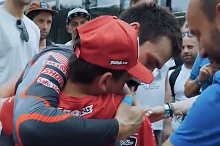 Tim Gajser herzte einen jungen Fan