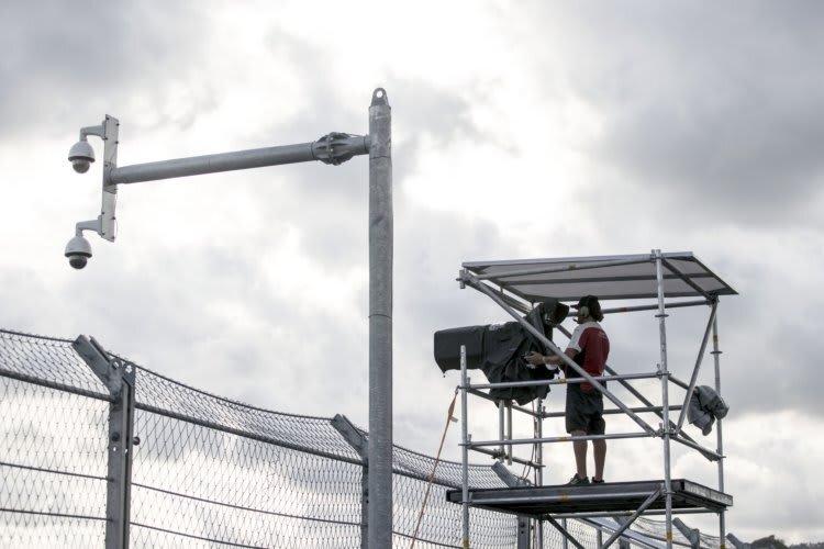 Auf Lombok tragen die Kameramänner kurze Hosen