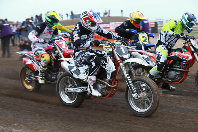 Troy Bayliss (1) dreht weiterhin mächtig am Gas