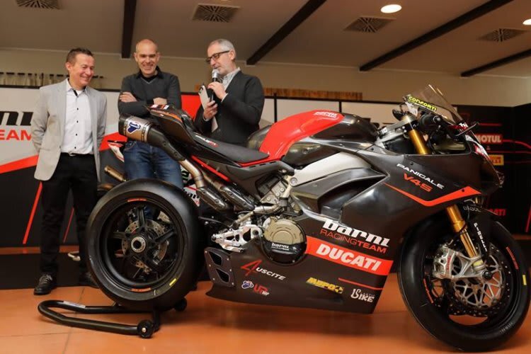 Barni-Boss Marco Barnabo und Ernesto Marinelli von Termignoni (v.l.) präsentierten die Panigale V4