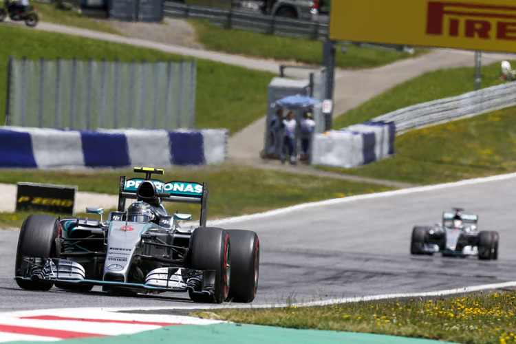 Hamilton (hinten) hatte kein Rezept gegen Sieger Rosberg