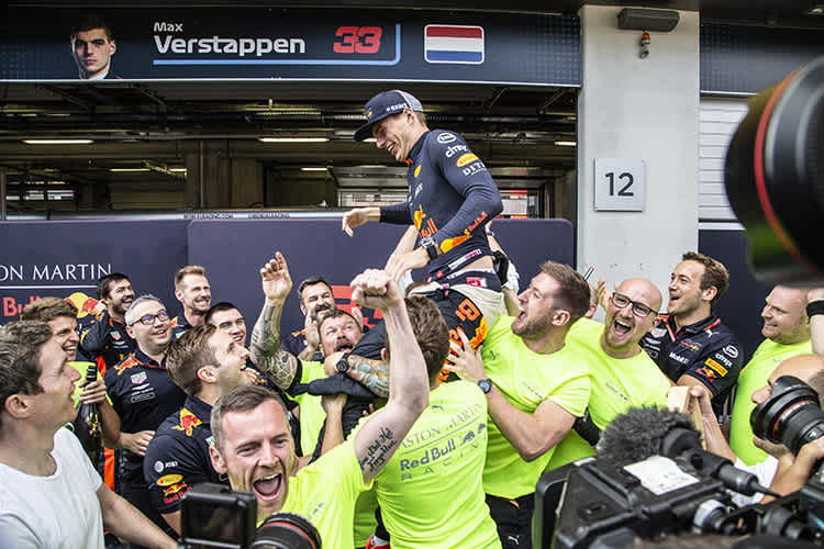 Die Red Bull Racing-Truppe feiert Max Verstappen