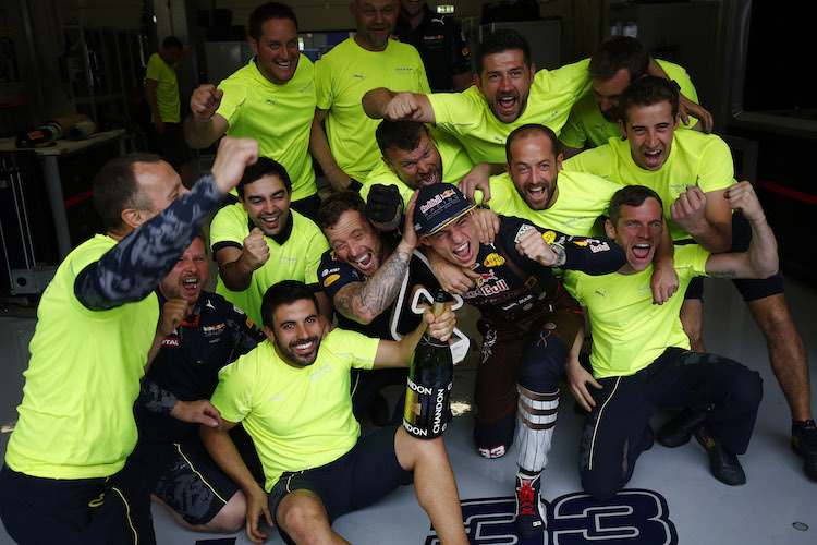 Max Verstappen wird von seinen Mechanikern gefeiert