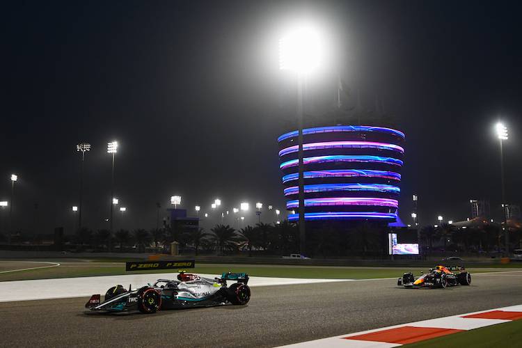 Lewis Hamilton vor Max Verstappen