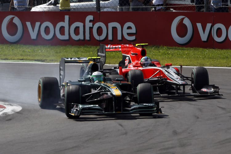 Lotus (Kovalainen, vorne) kämpft mit Cosworth