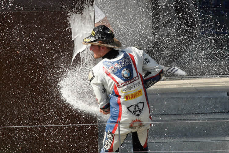 Damian Cudlin bei verdienter Dusche