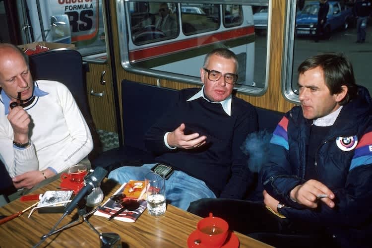 Sportgespräch im Separee: Hugo Emde mit den Sportchefs Mike Kranefuss (links, Ford) und Jochen Neerpasch (BMW)