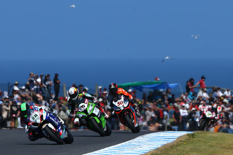 Bei den Superbikes kann ein Hersteller wie Suzuki (vorne Eugene Laverty) gewinnen