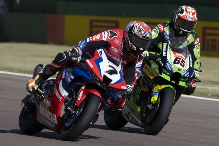 Ein seltenes Bild: Iker Lecuona (7) im Kampf mit Jonathan Rea