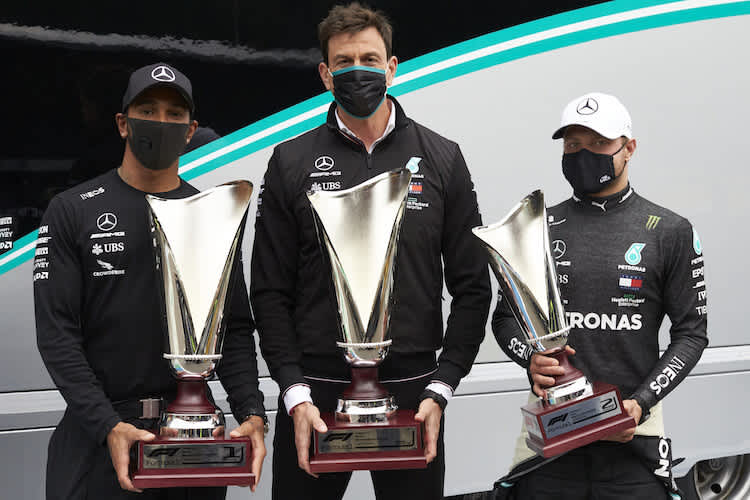 Lewis Hamilton, Toto Wolff und Valtteri Bottas nach dem Belgien-GP