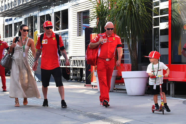 Kimi Räikkönen mit Gattin Minttu, dem kleinen Robin und Physio Mark Arnall