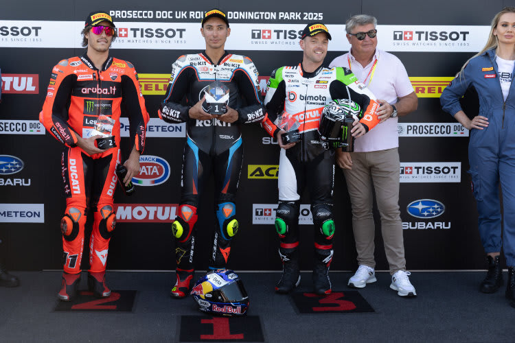 Die Top-3 der Superpole (v.l.): Nicolo Bulega, Toprak Razgatlioglu und Alex Lowes sowie Roger Burnett, der erste Polesetter in Donington 1988