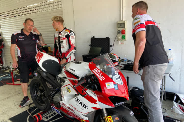 Niki Tuuli, Zweiter von links im Bild, ist nach dem Valencia-Test deutlich glücklicher