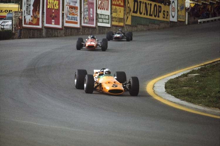 Bruce McLaren vor Jacky Ickx und Piers Courage