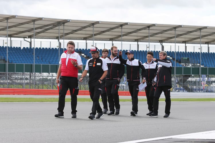 Die Toyota-Fahrer bei der Pistenbesichtigung in Silverstone