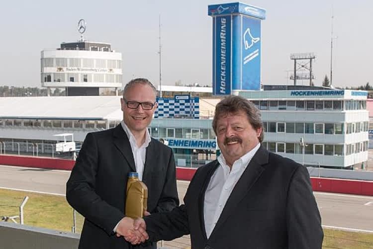 Hockenheimring-Geschäftsleiter Georg Seiler (rechts) mit Martin Huning von der Firma Ravenol