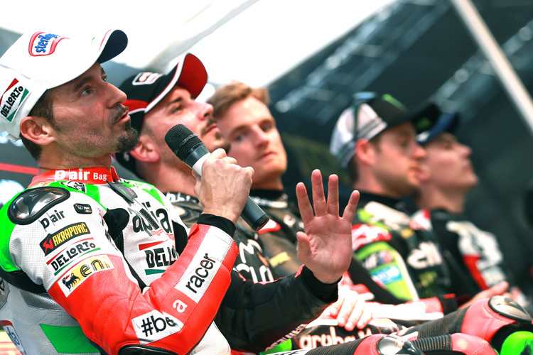 Max Biaggi zieht die gesamte Aufmerksamkeit auf sich